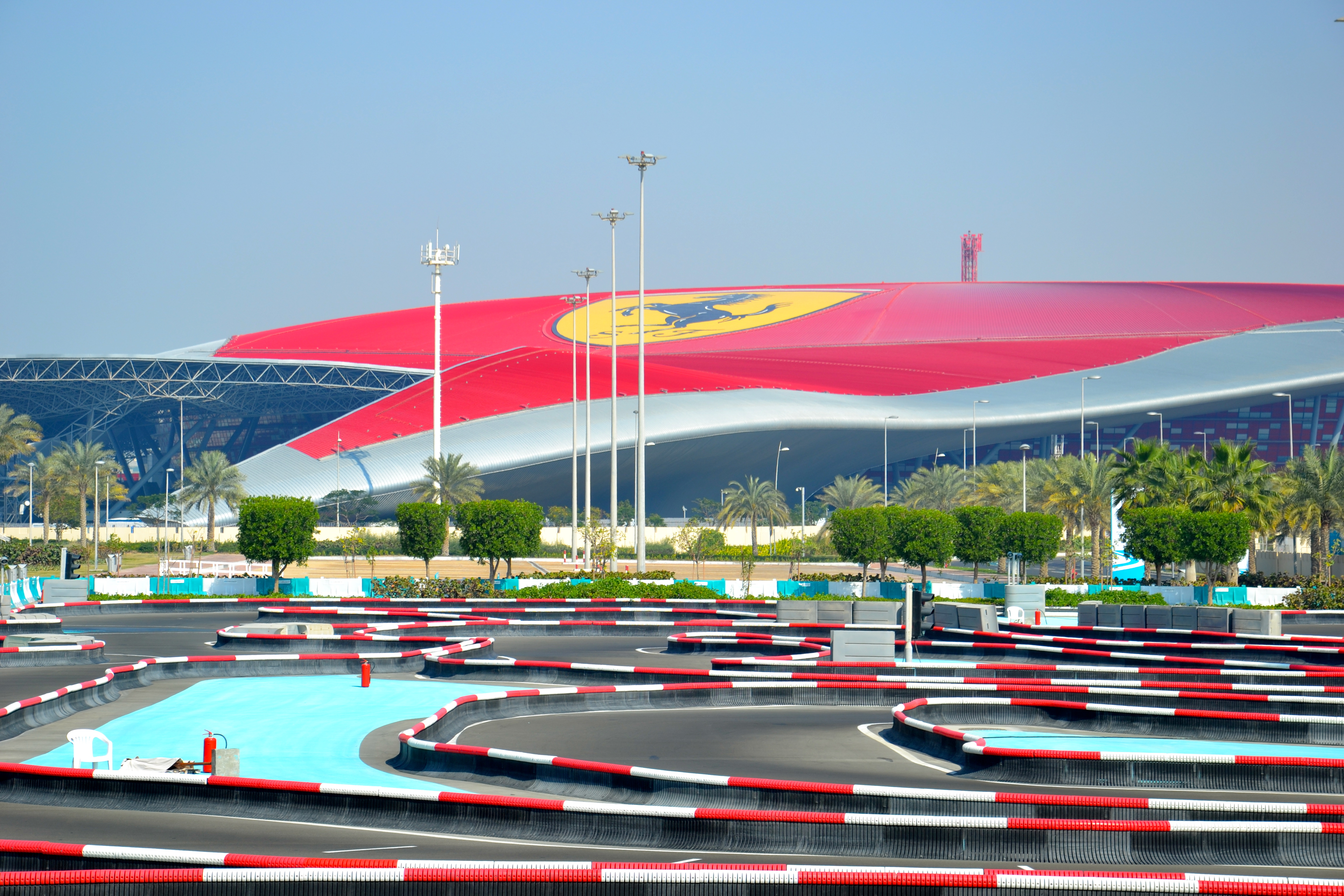 Яс парк. Феррари парк. Ferrari парк в Дубае. Абу Даби Феррари. Музей Феррари в Абу Даби.